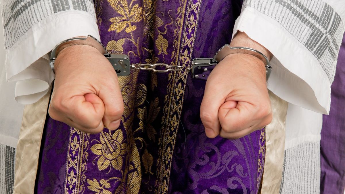 Drogy a šmírování. Obviněným polským kněžím hrozí vězení